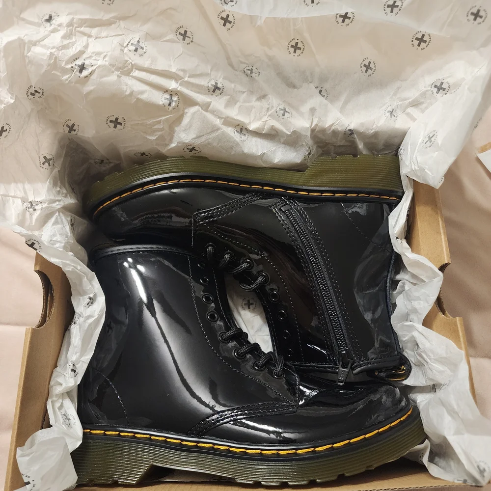 Dr. Martens 1460 8-Eye Patent Girls Boot - Picture 6 of 10